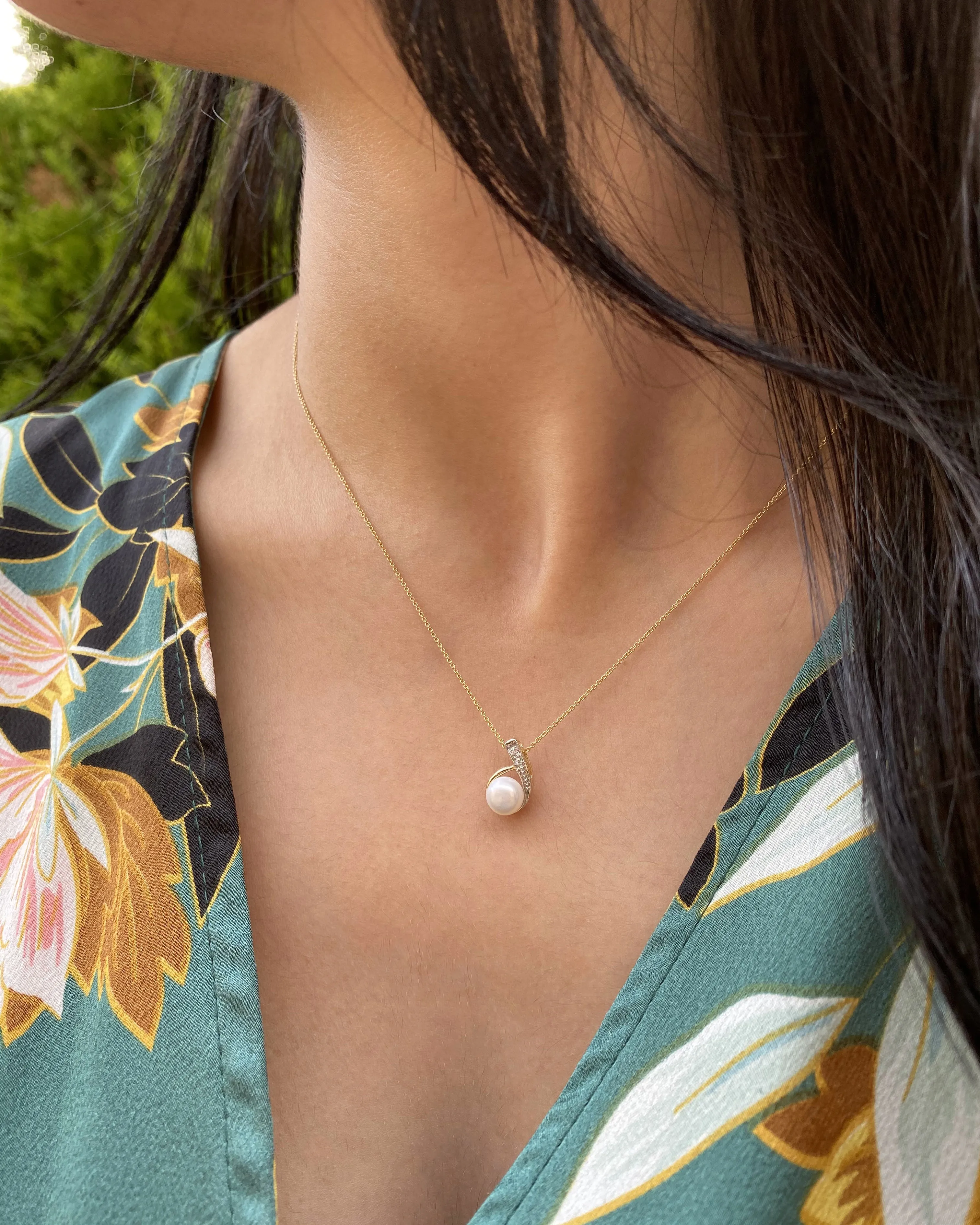 9ct Yellow Gold Gorgeous Diamond   Pearl Pendant