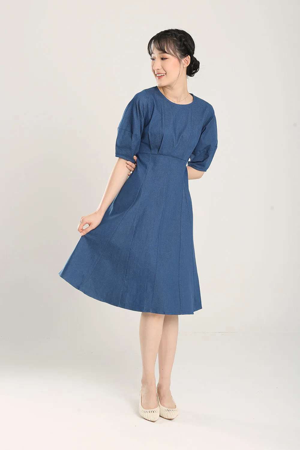 Jaelia Midi Denim Dress in Mid Wash