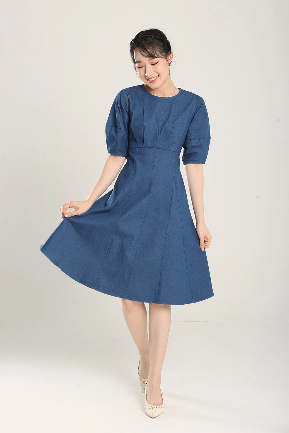 Jaelia Midi Denim Dress in Mid Wash