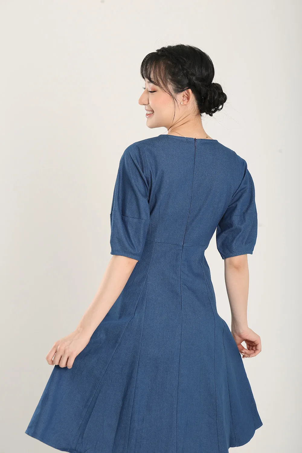 Jaelia Midi Denim Dress in Mid Wash