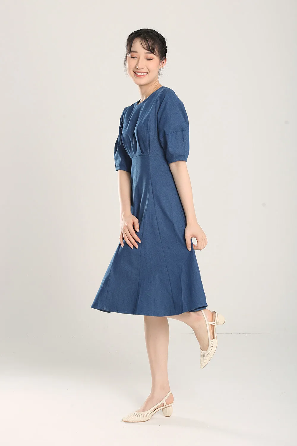 Jaelia Midi Denim Dress in Mid Wash