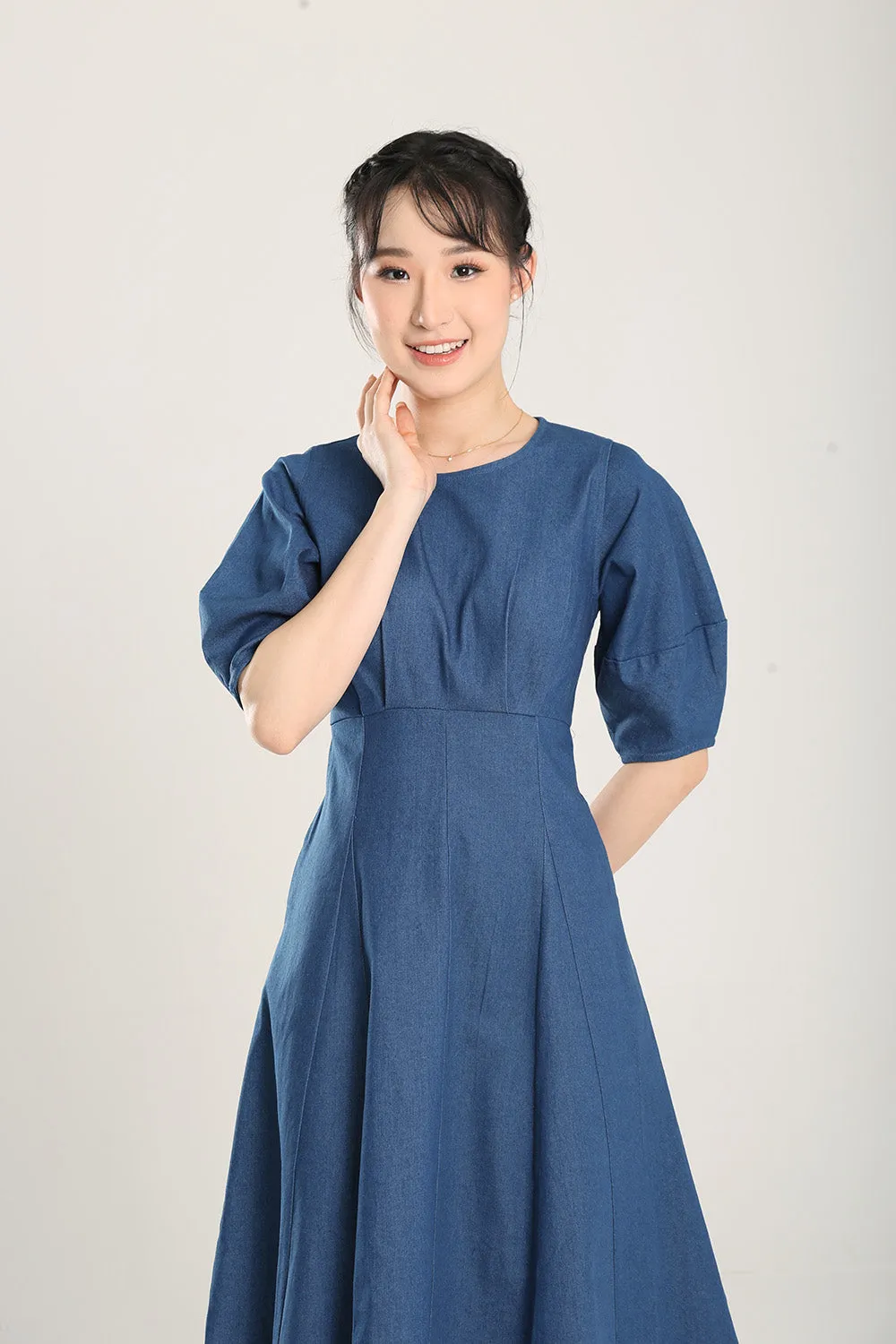 Jaelia Midi Denim Dress in Mid Wash