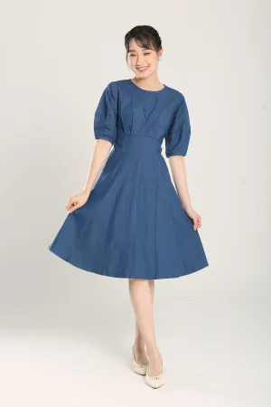 Jaelia Midi Denim Dress in Mid Wash