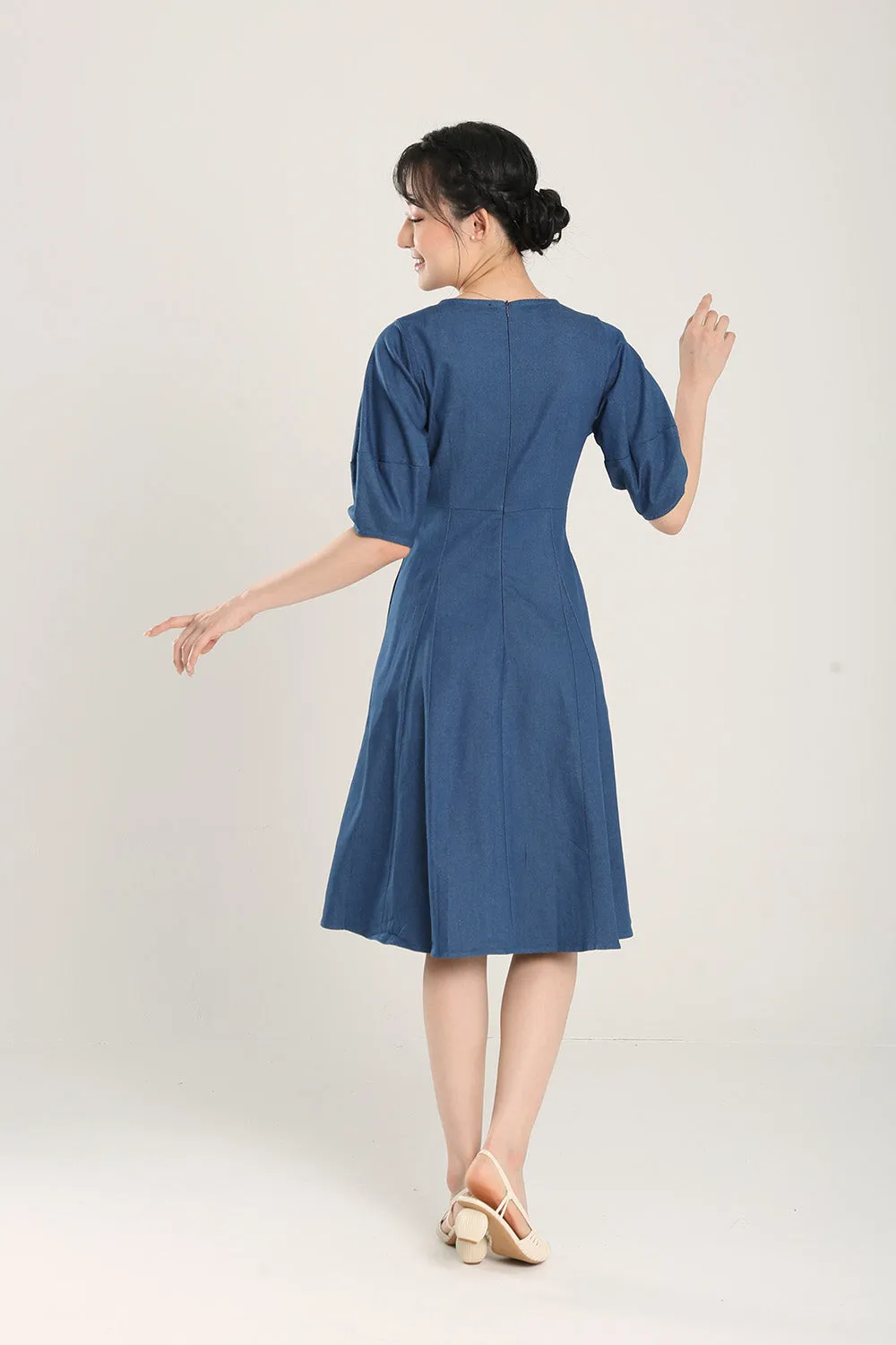 Jaelia Midi Denim Dress in Mid Wash